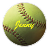 Gele Softball met rood getikt Keramische Knop (Voorkant)