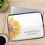 Gele soonnebloem voor persoonlijk gebruik laptop sleeve<br><div class="desc">Dit unieke Sleeve bovenaan van de Lamp is versierd met een waterverf gele zonnebloem. Eenvoudig aan te passen met jouw naam en beroep. Gebruik de optie Verdere wijzigingen aanpassen om de tekstgrootte, stijl of kleur te wijzigen als u dat wenst. Omdat we ons eigen kunstwerk creëer, zal je dit exacte...</div>