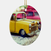 Gele Speelgoed auto Keramisch Ornament (Rechts)