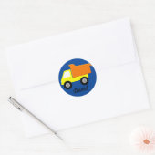 Gele Speelgoed vrachtwagen op blauw Ronde Sticker (Envelop)