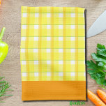 Gele spelden en Oranje keukenhanddoeken aan de ran<br><div class="desc">Een retro gele gingham plaid controleerde het patroon met een aanraking van gouden sinaasappel en een kleine draad van groene en donkere oranje randen.</div>