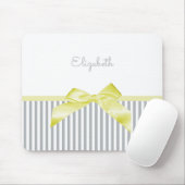 Gele staafjes met meisjesgrijze strepen en naam muismat (Met muis)