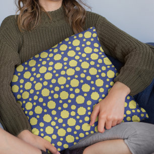 Gele stippen geometrisch patroon op blauw kussen