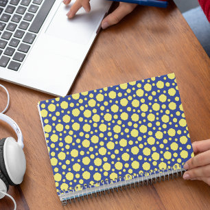 Gele stippen geometrisch patroon op blauw notitieboek