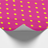 Gele stippen op een magenta roze achtergrond. cadeaupapier (Hoek)