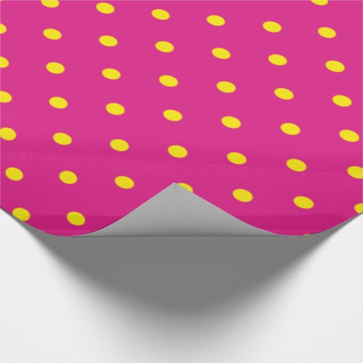 Gele stippen op een magenta roze achtergrond. cadeaupapier (Hoek)