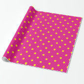 Gele stippen op een magenta roze achtergrond. cadeaupapier (Uitgerold)