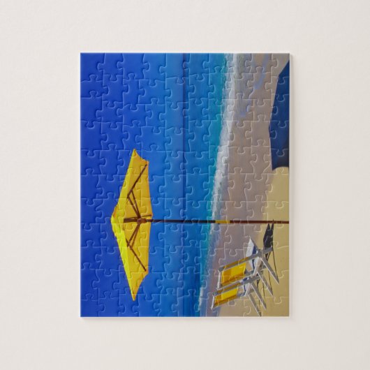 Gele strandparaplu's en stoelen op pristine legpuzzel (Verticaal)