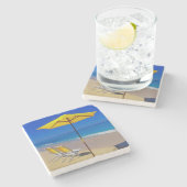 Gele strandparaplu's en stoelen op pristine stenen onderzetter (Zijkant)