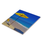 Gele strandparaplu's en stoelen op pristine tegeltje (Zijkant)