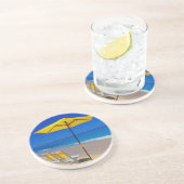 Gele strandparaplu's en stoelen op pristine zandsteen onderzetter (Zijkant)