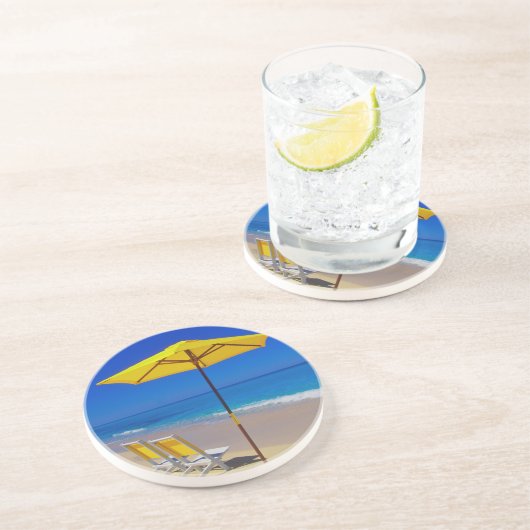 Gele strandparaplu's en stoelen op pristine zandsteen onderzetter (Zijkant)