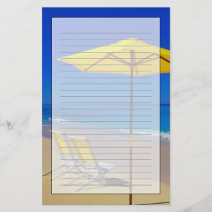 Gele strandparasol en stoelen op ongerept briefpapier