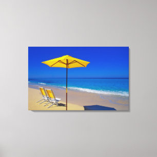 Gele strandparasol en stoelen op ongerept canvas afdruk