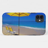 Gele strandparasol en stoelen op ongerept Case-Mate iPhone case (Achterkant (horizontaal))