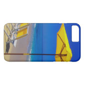 Gele strandparasol en stoelen op ongerept Case-Mate iPhone case (Achterkant (Horizontaal))