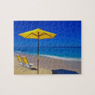 Gele strandparasol en stoelen op ongerept legpuzzel
