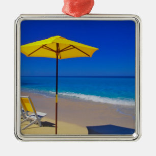 Gele strandparasol en stoelen op ongerept metalen ornament
