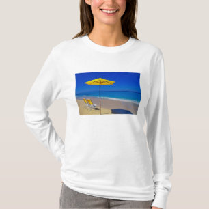Gele strandparasol en stoelen op ongerept t-shirt