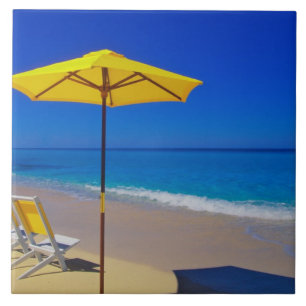 Gele strandparasol en stoelen op ongerept tegeltje
