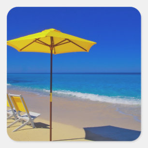 Gele strandparasol en stoelen op ongerept vierkante sticker