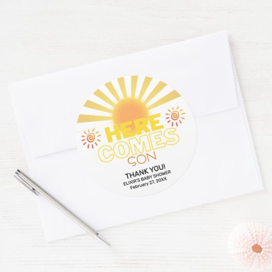 Gele strepen hier komt het Son Baby shower Ronde Sticker (Envelop)