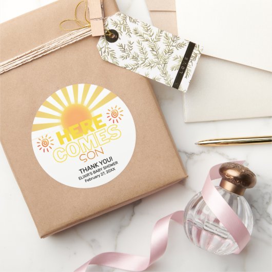 Gele strepen hier komt het Son Baby shower Ronde Sticker (Geschenken)