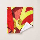 Gele strepen op rood, geboord afbeelding bad handdoek (Wasdoekje)