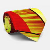 Gele strepen op rood, geboord afbeelding stropdas (Opgerold)