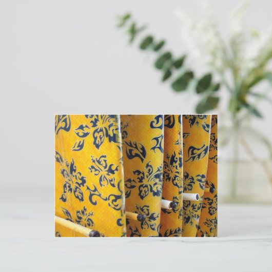 Gele surfplanken in racks briefkaart (Staand voorkant)