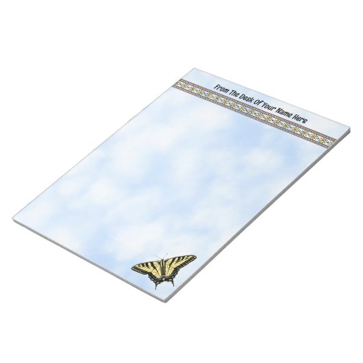 Gele Swallowtail Butterfly Blue Sky Gepersonalisee Notitieblok (Schuin)