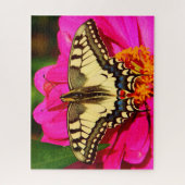 Gele Swallowtail Butterfly op roze ventiel Legpuzzel (Verticaal)