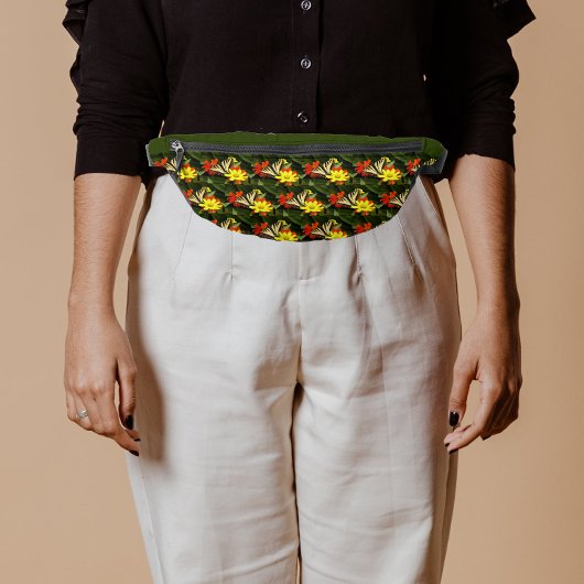 Gele Swallowtail Vlinder op Bloem Heuptasje