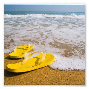 Gele Teenslippers op het strand Foto Afdruk