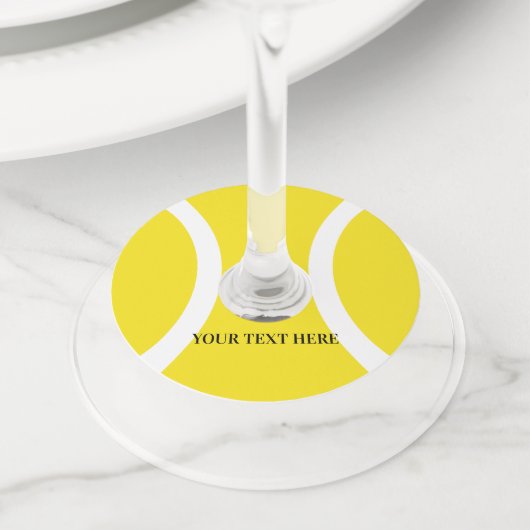 Gele tennisbal Verjaardagsfeest wijnglas labels (Dichtbij)
