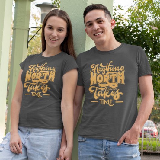 Gele tijdloze typografie: een retro T-shirt ontwer