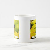 Gele tomtit in gouden herfst koffiemok (Center)