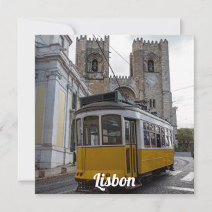 Gele tram op de kathedraal van Lissabon in Portuga