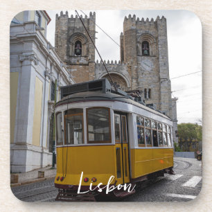 Gele tram op de kathedraal van Lissabon in Portuga Bier Onderzetter