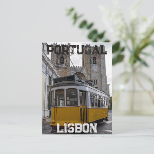 Gele tram op de kathedraal van Lissabon in Portuga Briefkaart (Staand voorkant)