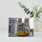 Gele tram op de kathedraal van Lissabon in Portuga Briefkaart (Staand voorkant)