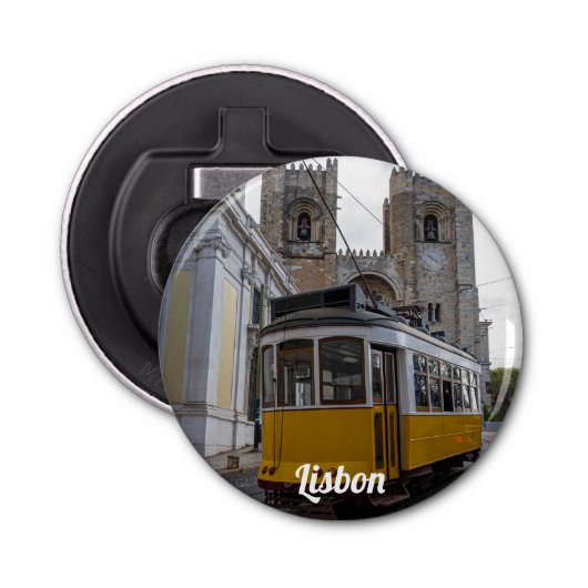 Gele tram op de kathedraal van Lissabon in Portuga Button Flesopener (Voorkant)