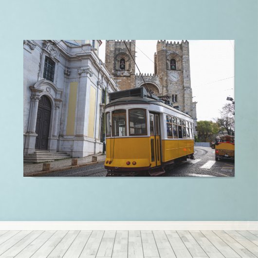 Gele tram op de kathedraal van Lissabon in Portuga Canvas Afdruk (Insitu (Houten vloer))