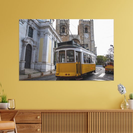 Gele tram op de kathedraal van Lissabon in Portuga Canvas Afdruk (Insitu (Woonkamer))