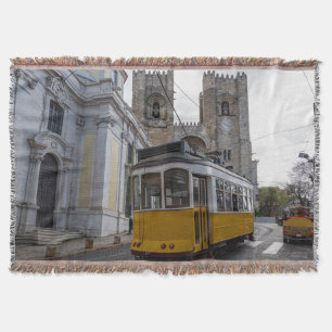 Gele tram op de kathedraal van Lissabon in Portuga Deken