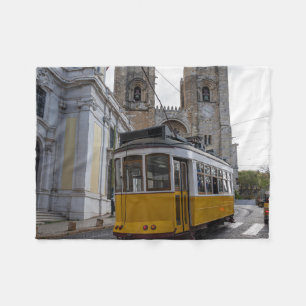 Gele tram op de kathedraal van Lissabon in Portuga Fleece Deken