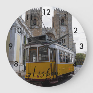 Gele tram op de kathedraal van Lissabon in Portuga Grote Klok