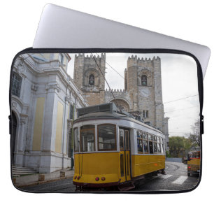 Gele tram op de kathedraal van Lissabon in Portuga Laptop Sleeve