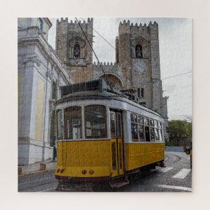 Gele tram op de kathedraal van Lissabon in Portuga Legpuzzel