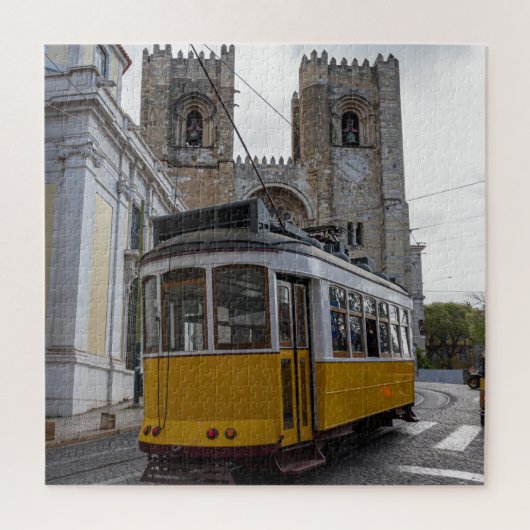 Gele tram op de kathedraal van Lissabon in Portuga Legpuzzel (Verticaal)